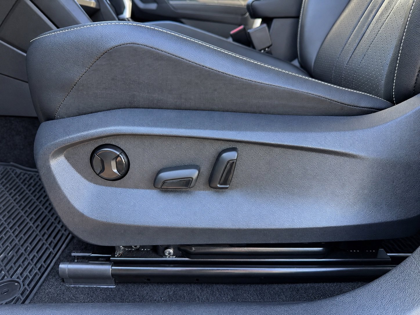 Certified 2023 Volkswagen Tiguan SE R-Line FWD image 9