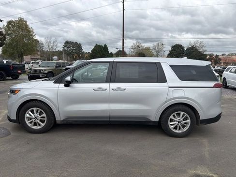 Used 2022 Kia Carnival LX image 5