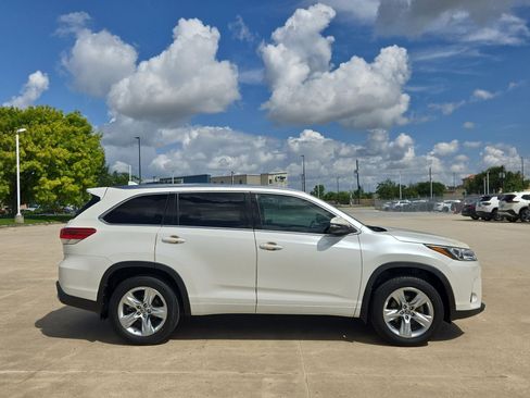 Used 2017 Toyota Highlander Limited FWD image 2