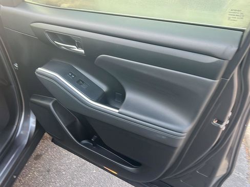 Used 2022 Toyota Highlander XLE image 15