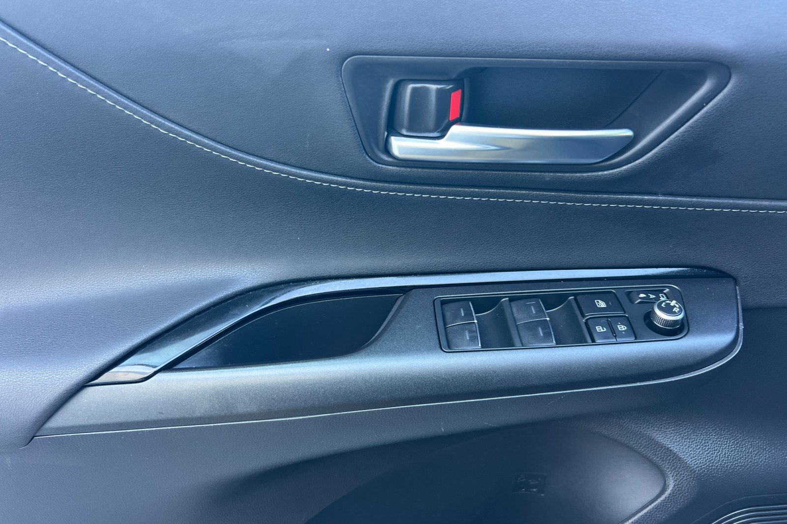 Certified 2024 Toyota Venza LE AWD/4WD image 11