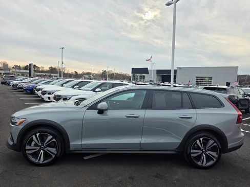 Used 2025 Volvo V60 B5 Cross Country Plus image 4