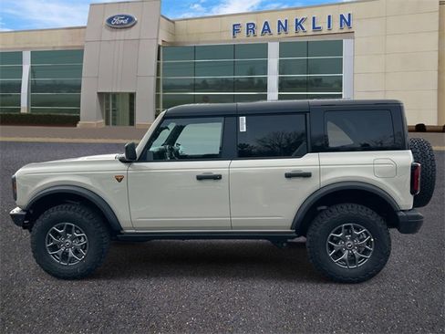 New 2025 Ford Bronco Badlands image 4