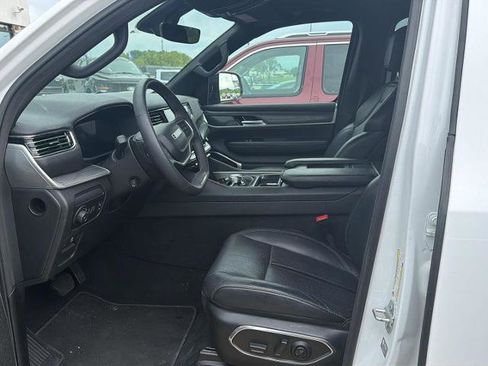 Used 2023 Jeep Wagoneer L Series II AWD/4WD image 5