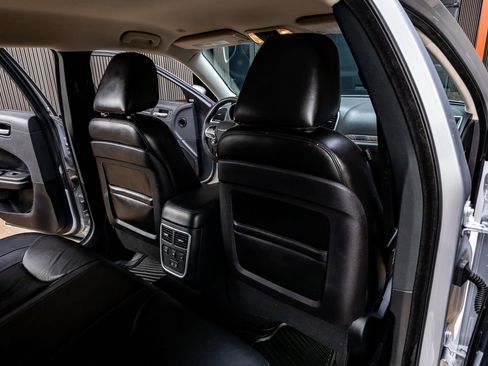 Used 2023 Chrysler 300 Touring L w/ Comfort Group RWD image 26