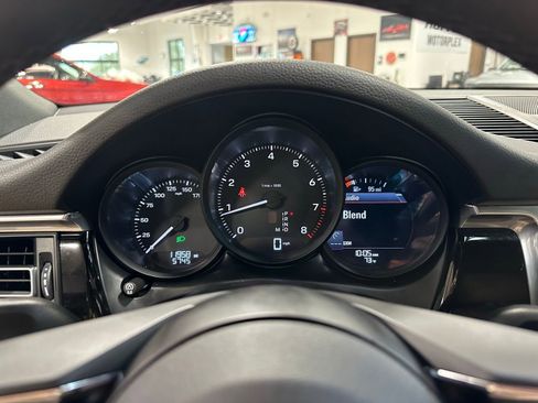 Used 2025 Porsche Macan image 23