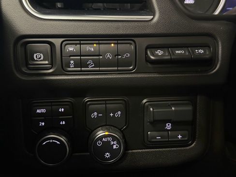 Used 2021 Chevrolet Suburban Premier w/ Premium Package image 15