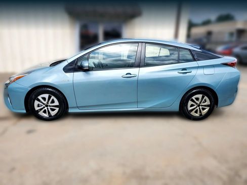 Used 2017 Toyota Prius Three w/ Carpet Mat Package FWD image 9