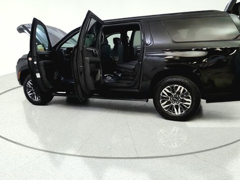 Used 2025 Chevrolet Suburban Z71 AWD/4WD image 12