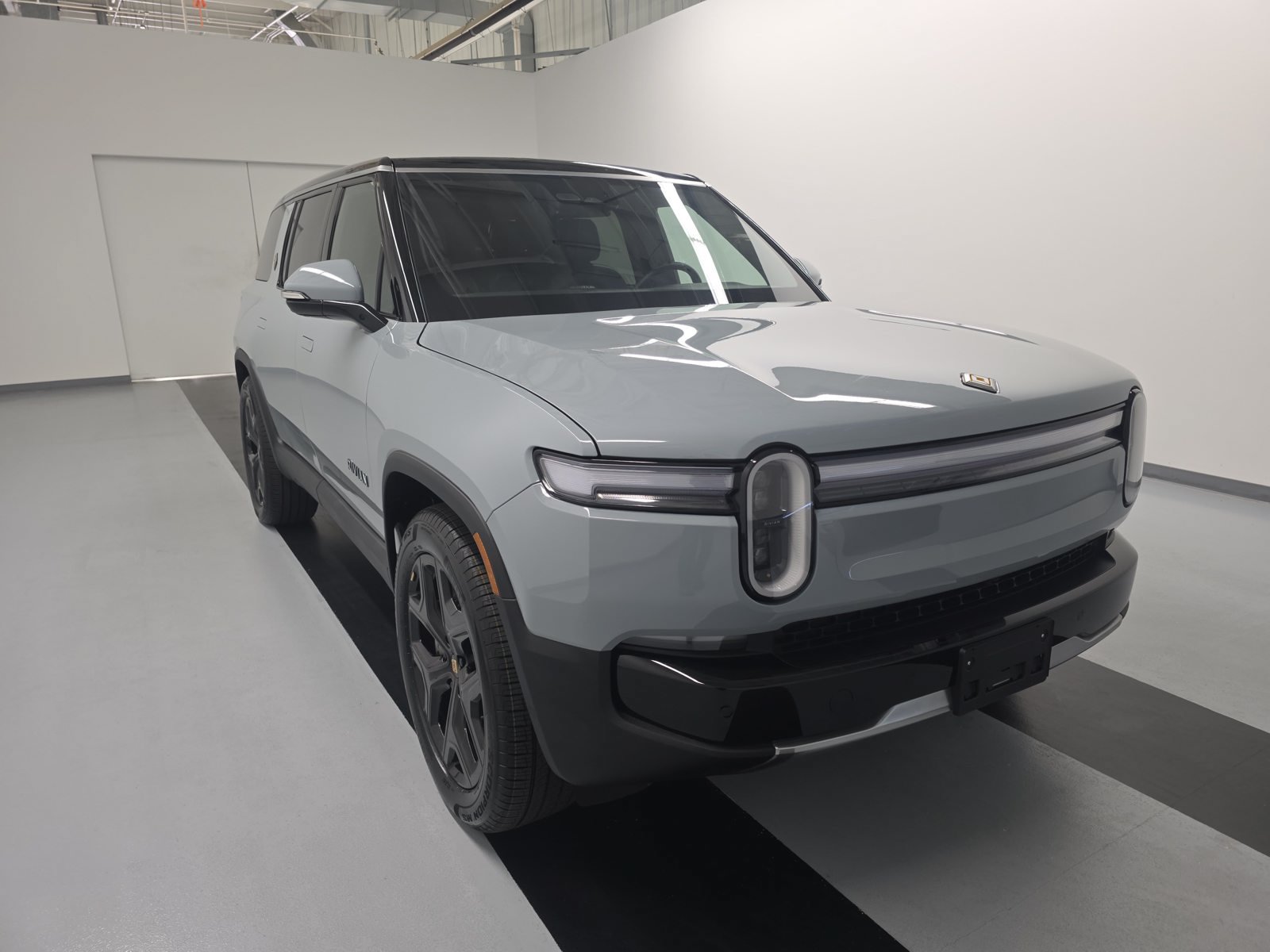 Used 2025 Rivian R1S Adventure Dual AWD/4WD image 6