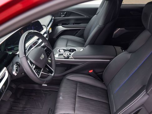 Used 2025 Cadillac Lyriq Luxury image 8