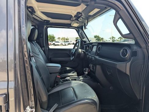 Used 2018 Jeep Wrangler Unlimited Sahara image 16