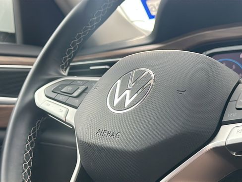 Used 2025 Volkswagen Atlas SE image 22