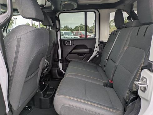 Used 2025 Jeep Wrangler Unlimited Sahara image 27