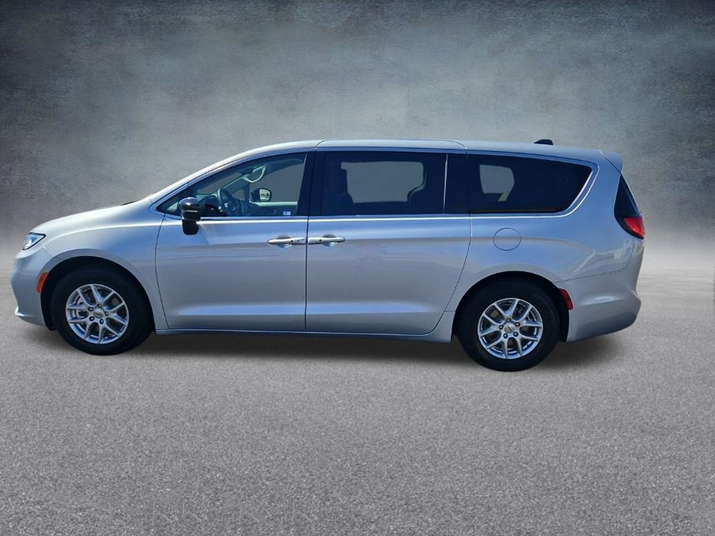 Used 2024 Chrysler Pacifica Touring-L FWD image 7