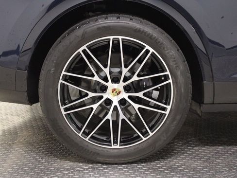 Certified 2024 Porsche Cayenne AWD/4WD image 16