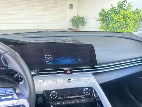 Used 2025 Hyundai Elantra Limited image 21