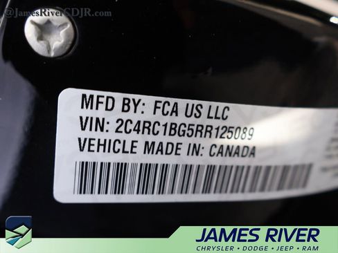 Used 2024 Chrysler Pacifica Touring-L FWD image 40
