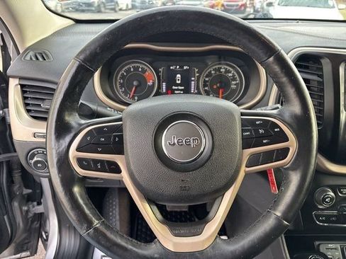 Used 2018 Jeep Cherokee Latitude w/ Cold Weather Group image 16