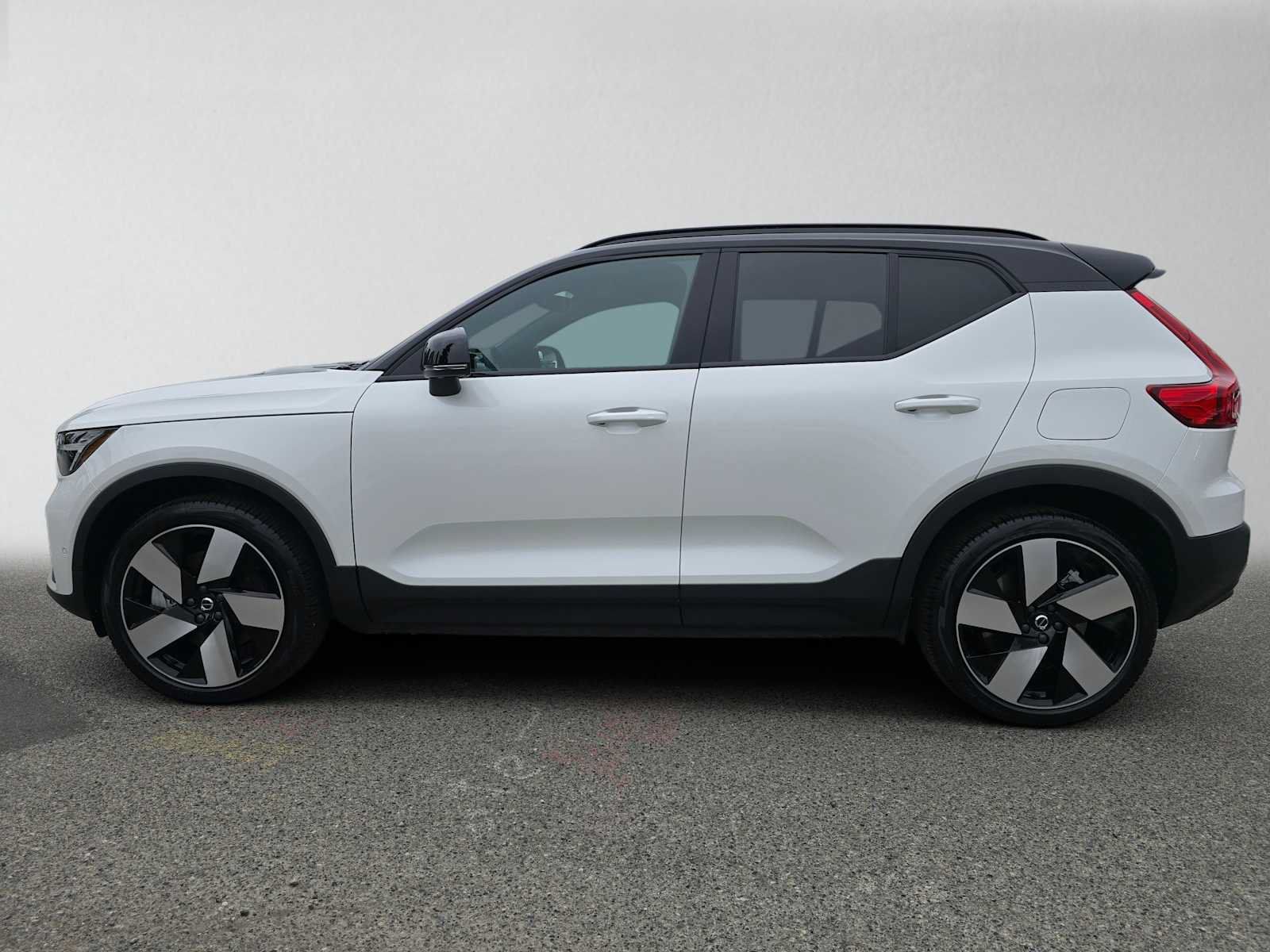 Used 2024 Volvo XC40 Recharge Plus w/ Protection Package Premier AWD/4WD image 7