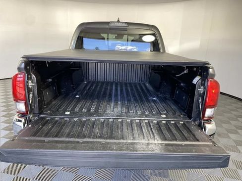 Used 2018 Toyota Tacoma SR5 AWD/4WD image 8
