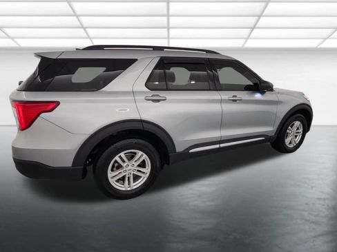 Used 2023 Ford Explorer XLT AWD/4WD image 8