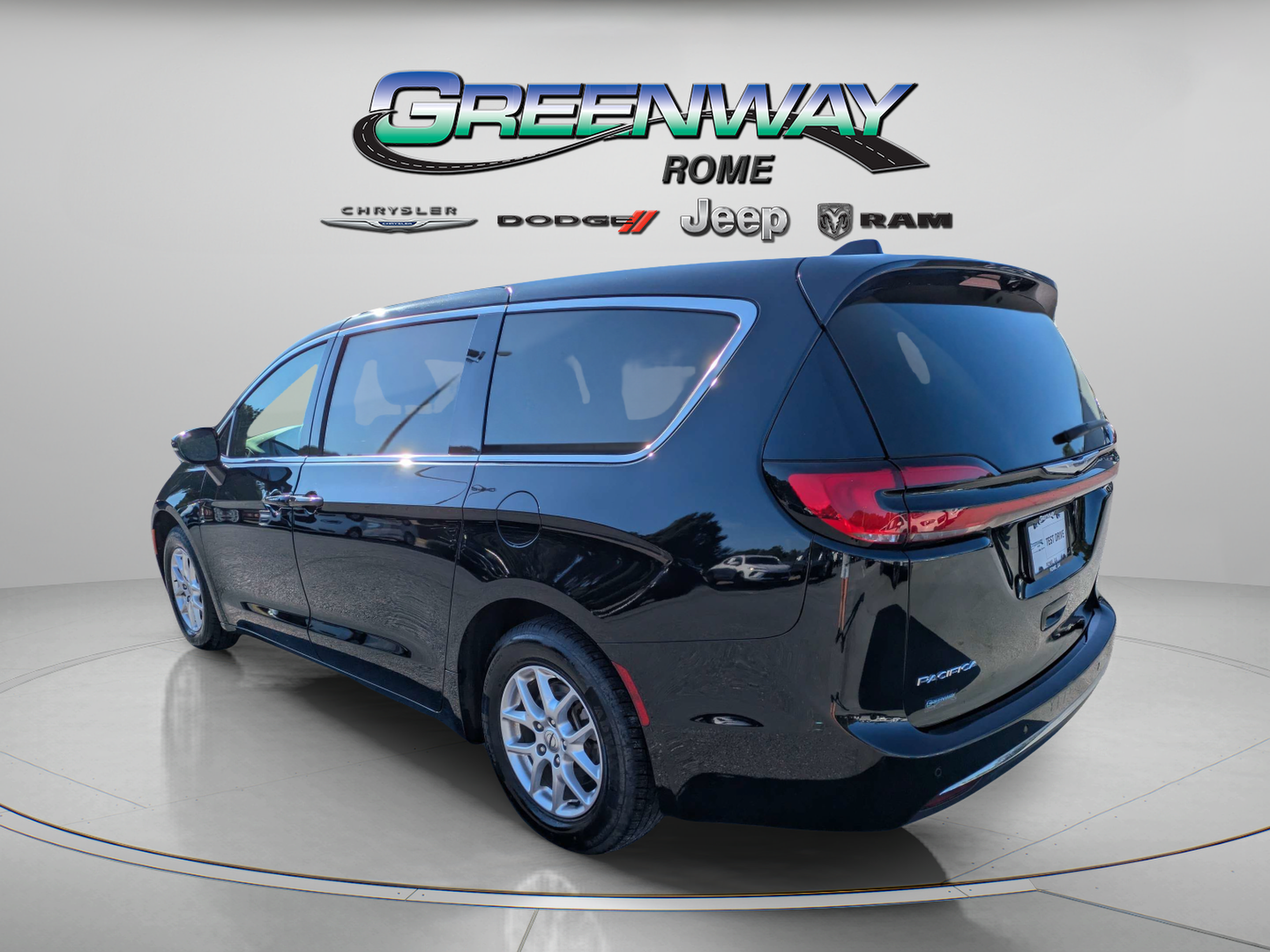 Used 2025 Chrysler Pacifica Select FWD image 5
