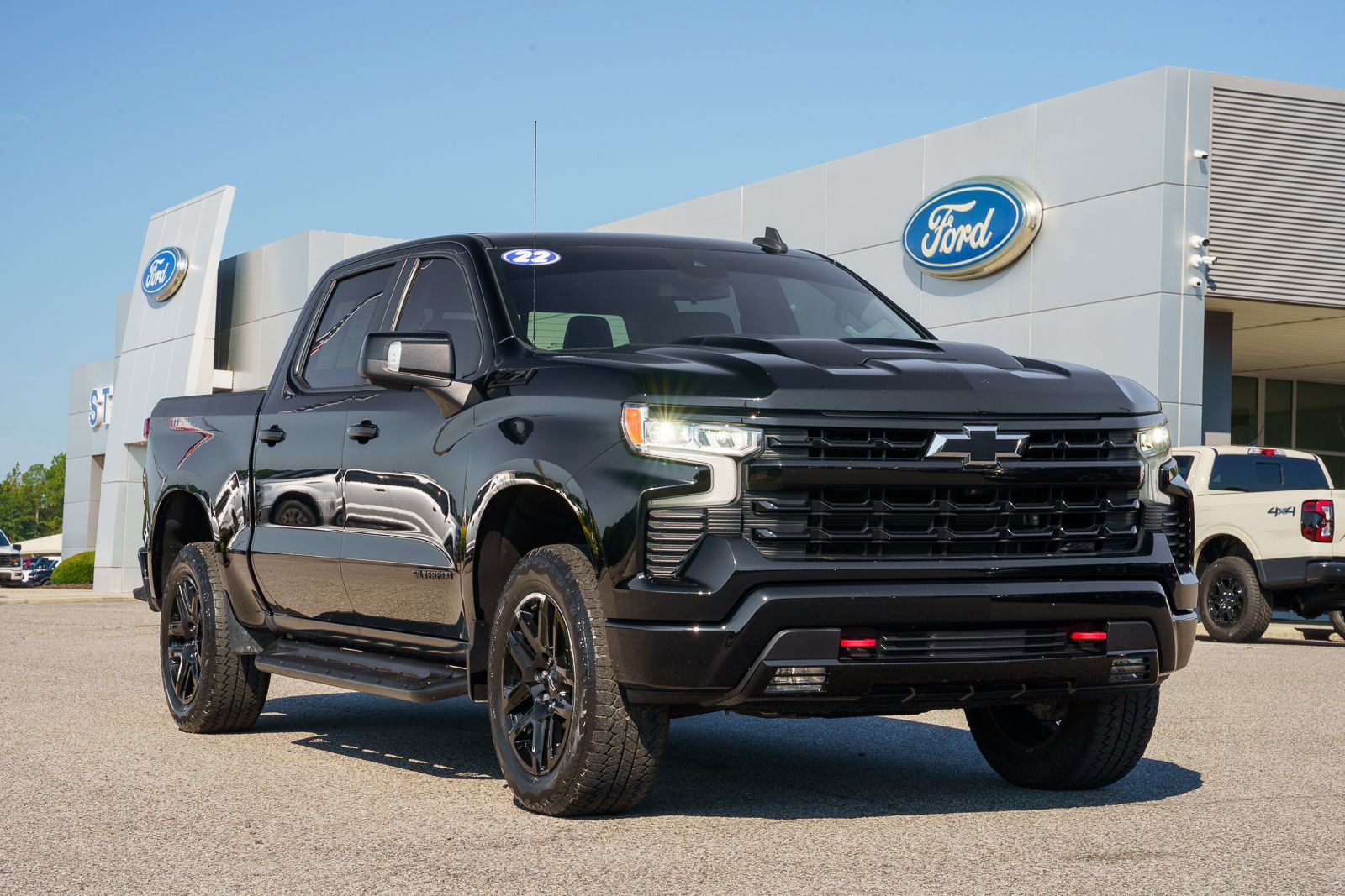 Used 2022 Chevrolet Silverado 1500 LT Trail Boss w/ LT Trail Boss Premium Package AWD/4WD image 1