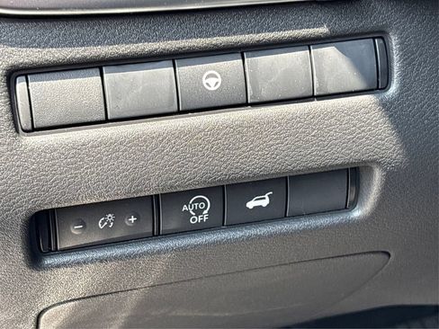 Used 2025 Nissan Rogue SL AWD/4WD image 39