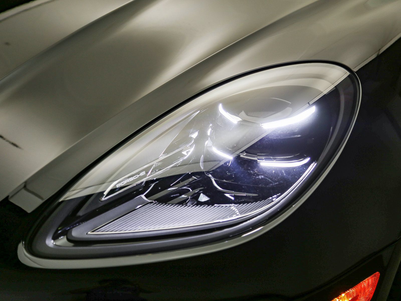 Certified 2025 Porsche Macan AWD/4WD image 11