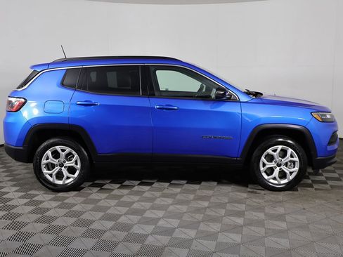 Used 2025 Jeep Compass Latitude AWD/4WD image 17