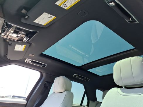 Used 2025 Land Rover Range Rover Sport SE image 13