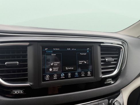 Used 2020 Chrysler Pacifica Touring-L FWD image 27