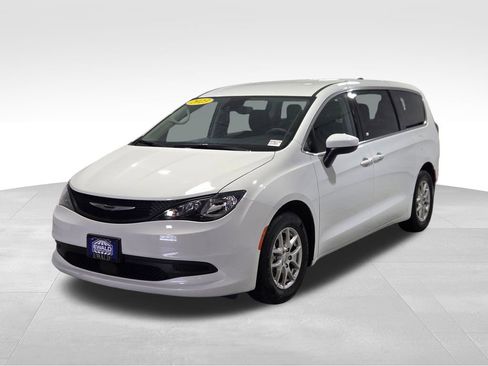 Used 2023 Chrysler Voyager LX image 8