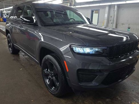 Used 2024 Jeep Grand Cherokee Altitude image 15