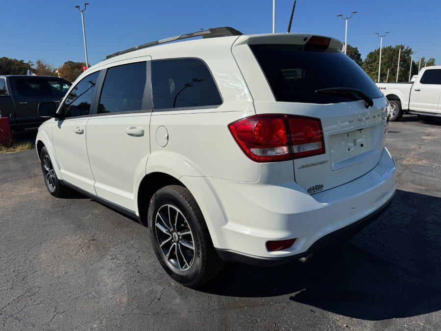 Used 2018 Dodge Journey SXT w/ Blacktop Package FWD image 3