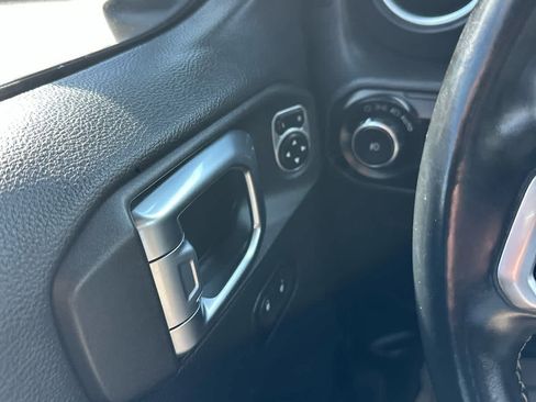 Used 2018 Jeep Wrangler Unlimited Sahara image 18