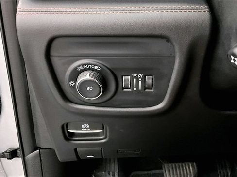 Used 2022 Jeep Grand Cherokee Summit AWD/4WD image 39