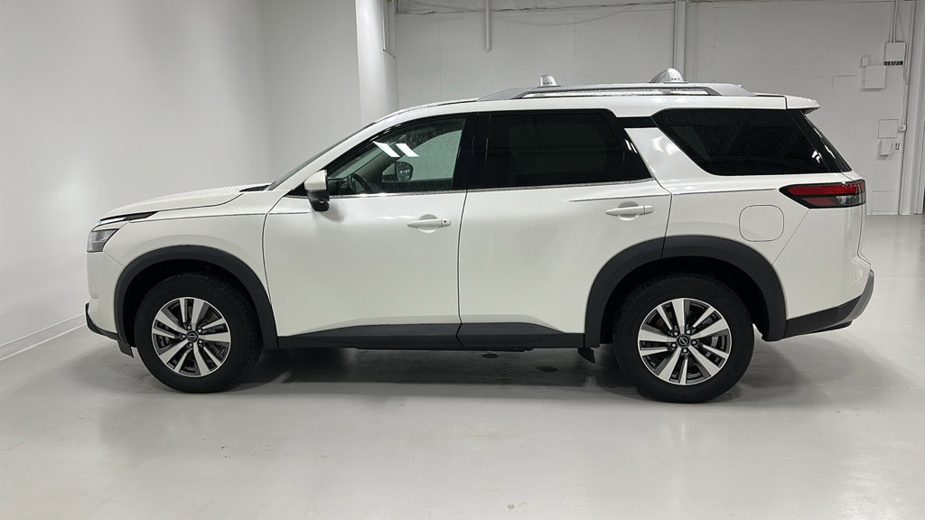Used 2023 Nissan Pathfinder SL AWD/4WD image 2