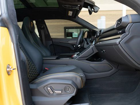 Used 2021 Lamborghini Urus AWD/4WD image 54