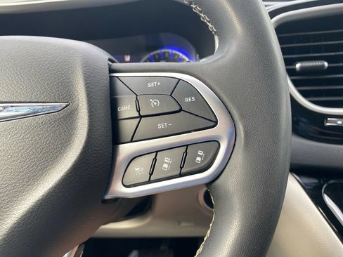Used 2024 Chrysler Pacifica Touring-L FWD image 22