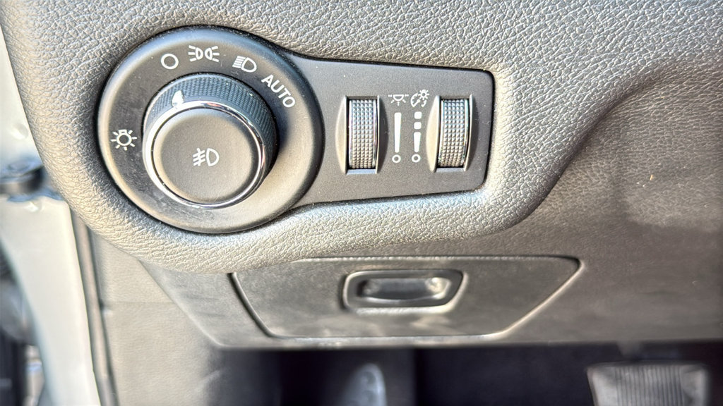 Used 2017 Jeep Cherokee Latitude w/ Comfort & Sound Group FWD image 39