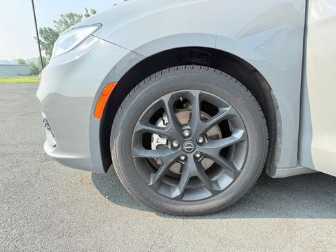 Used 2025 Chrysler Pacifica Limited FWD image 25