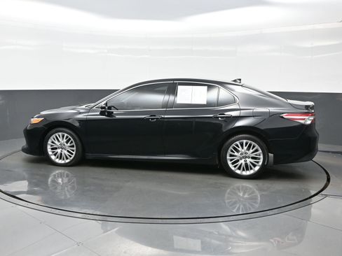 Used 2020 Toyota Camry XLE image 3