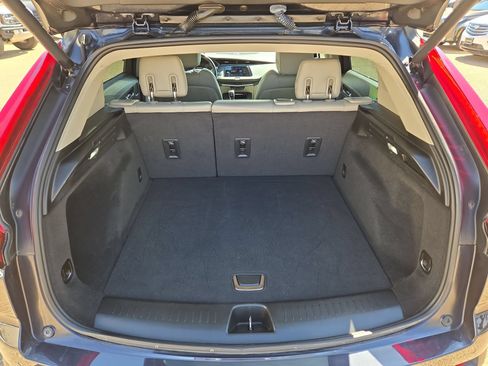 Used 2023 Cadillac XT4 Luxury w/ Cold Weather Package FWD image 12