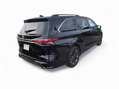 Used 2023 Toyota Sienna XSE image 4