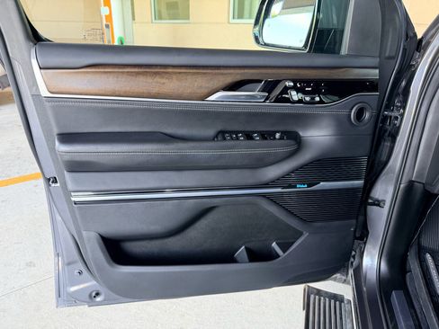 Used 2022 Jeep Grand Wagoneer Series II AWD/4WD image 11