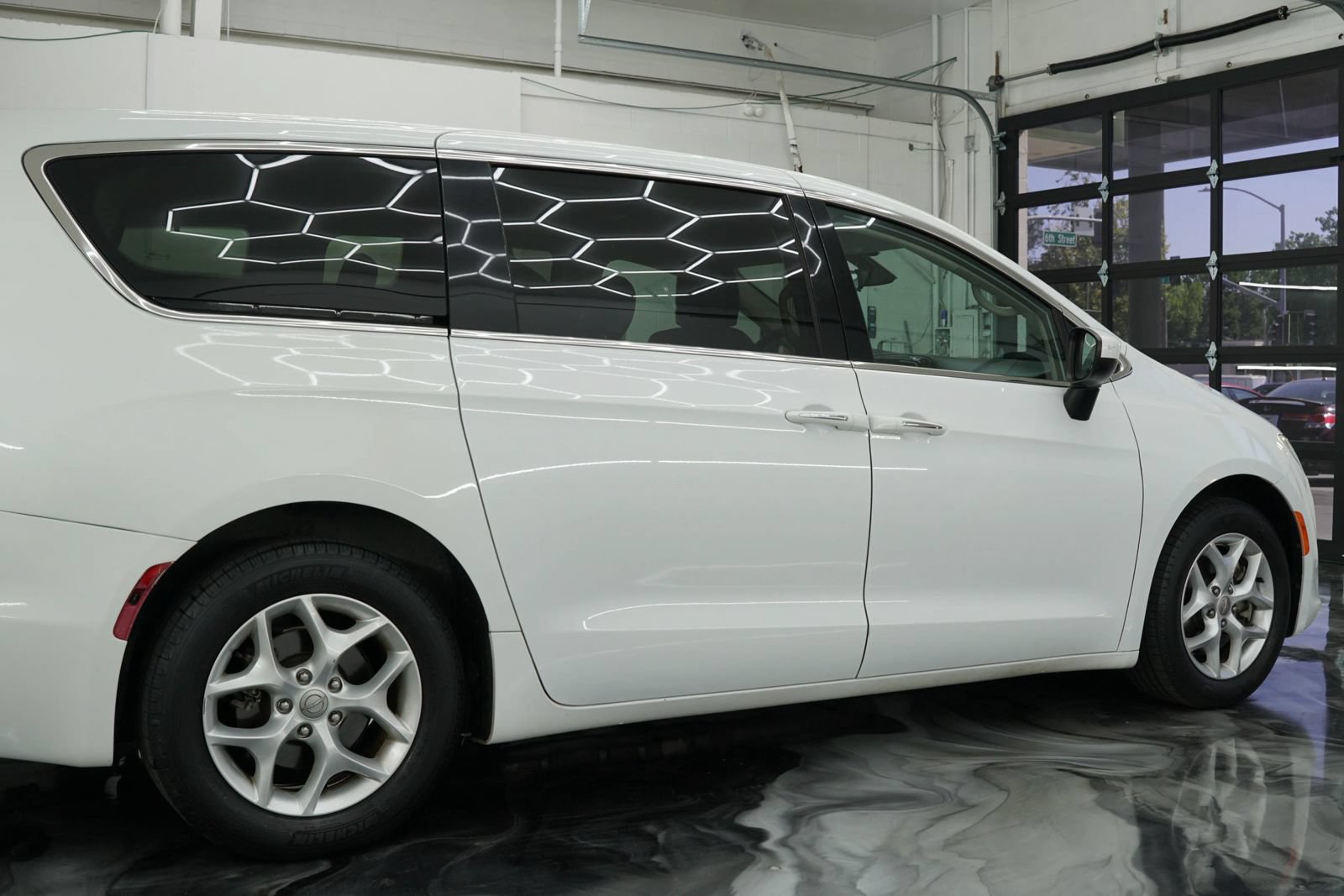 Used 2017 Chrysler Pacifica Touring Plus w/ Tire & Wheel Group FWD image 8