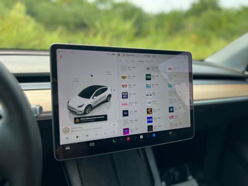 Used 2022 Tesla Model Y Long Range image 27