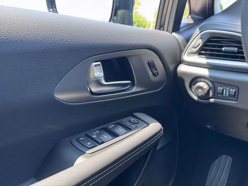 New 2026 Chrysler Pacifica Select image 14